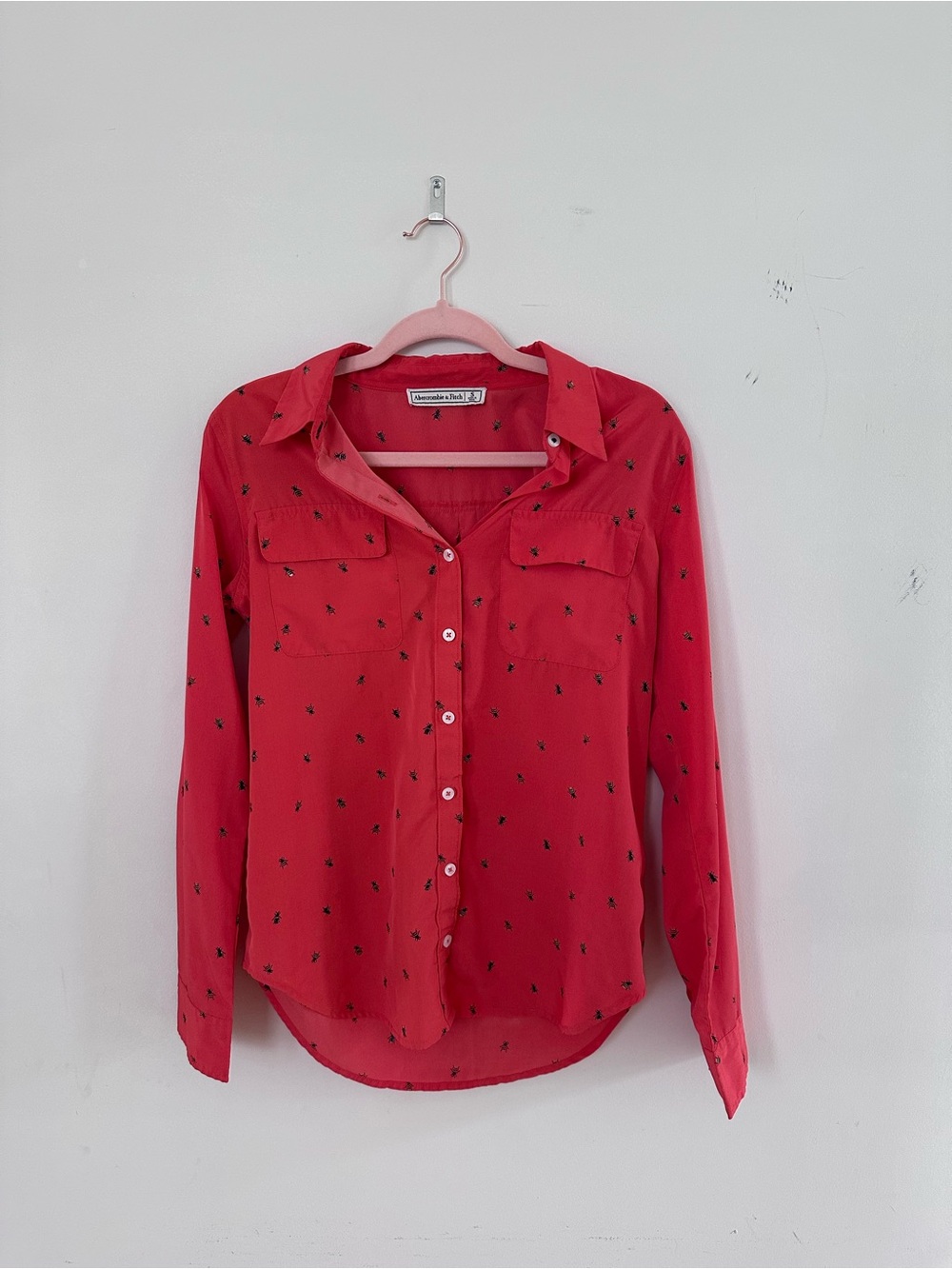 EXCELLENT S Abercrombie & Fitch Coral Button-Down Shirt with Tiny Bee Motifs